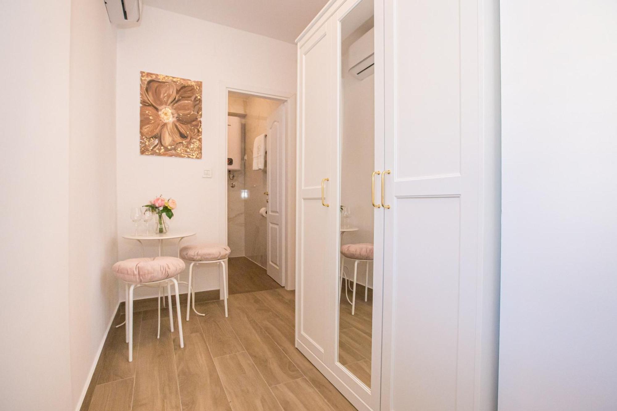 Mind Apartment And Rooms Porec Exterior photo